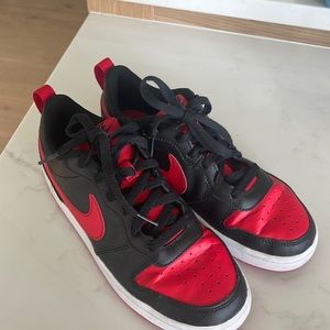 Boys Sz 5y Nike shoes